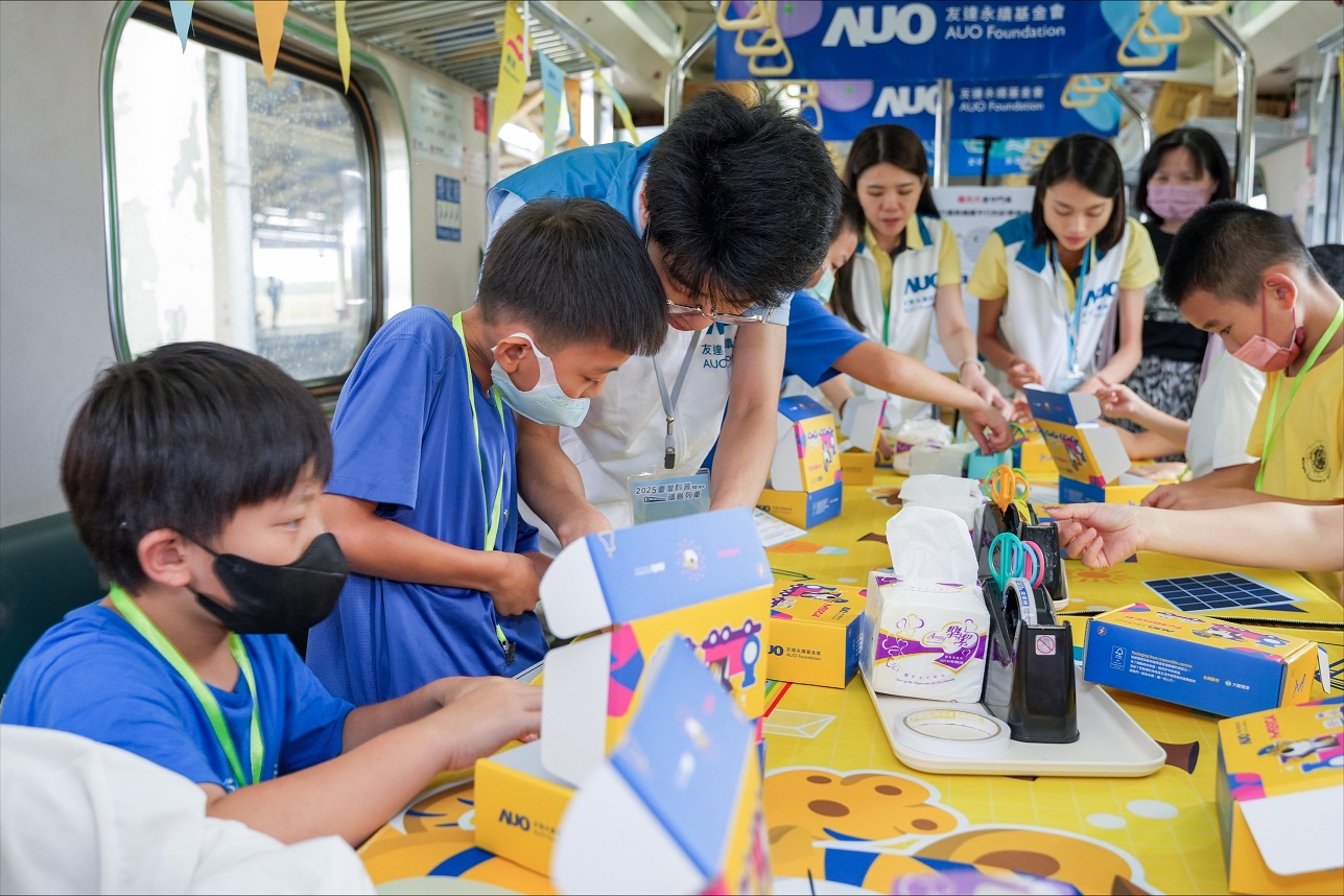 今年友達設計「光電、再生能源、水資源」三大課程主題，攜手供應鏈夥伴默克及大豐環保，以循環經濟理念開發創意教材