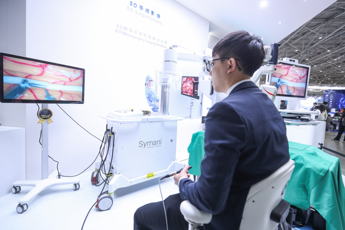 达擎推出〝3D显微手术影像解决方案〞，将3D影像技术从腹腔内视镜手术延伸至神经、血管、淋巴等高难度显微手术，提供超清晰立体视野，协助医疗团队在复杂手术中完成精准细腻操作。