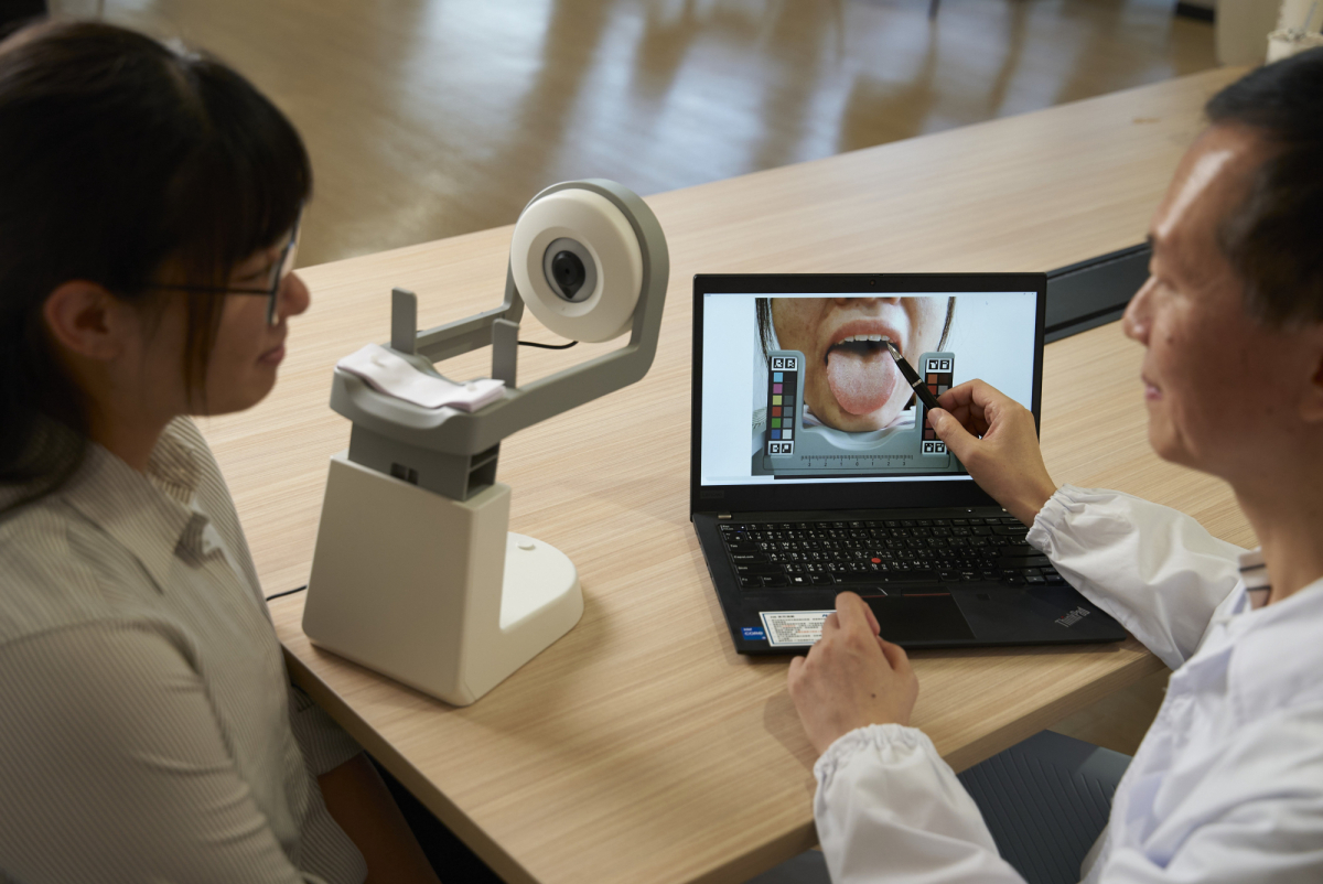 友達耘康的「舌象辨識軟體」則運用AI與大數據技術，可快速辨識舌色、舌形、苔色、苔質等特徵，顯著提升舌象辨識效率，優化檢測流程。