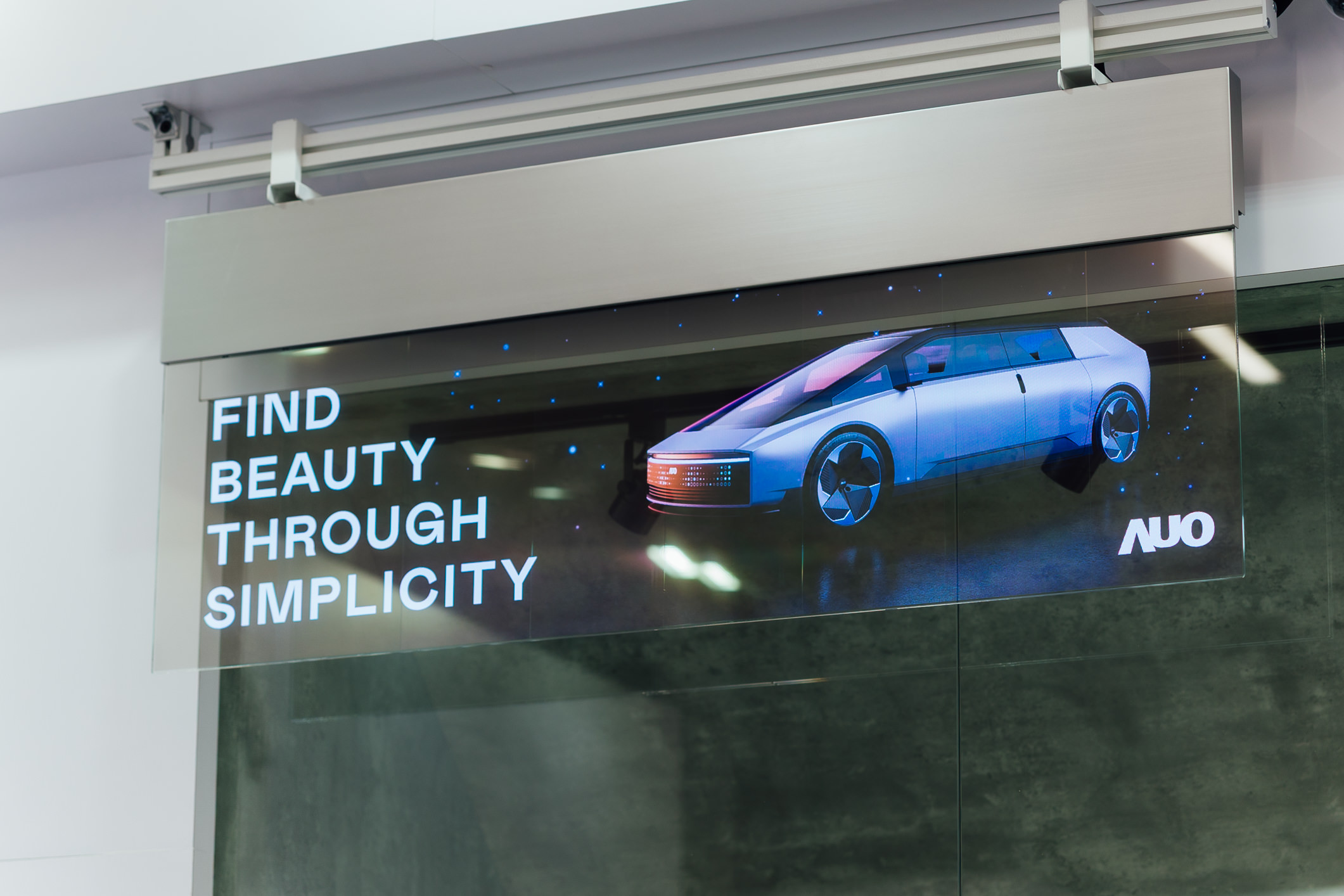 具备高亮度透明感的54吋透明Micro LED智慧广告牌，可无限拼接不同尺寸，营造出兼具科技感与美学的沉浸式氛围，适用于旗舰店、展演空间等多元场域。