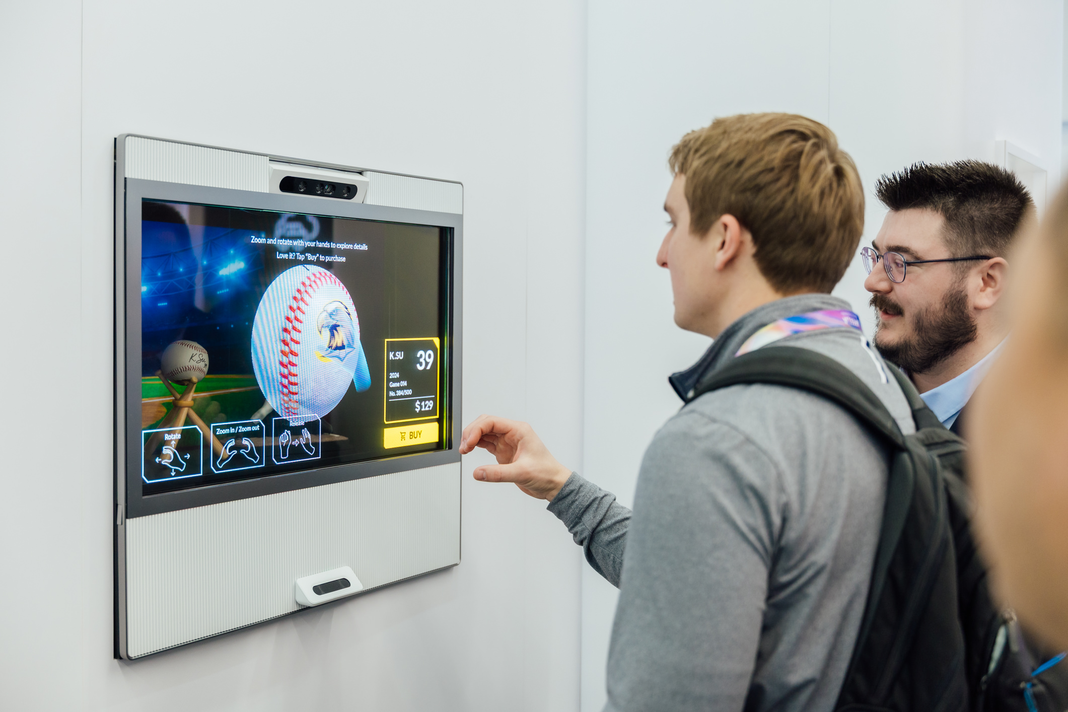 jinnian金年会智慧行动透过专属展间，与客户深度聚焦，密切探讨产品协作共创的机会与落地的可能性，激发人车互动的创新再进化，并结合输出国际的Micro LED前瞻技术跨界应用，揭开更多元精彩的应用情境。