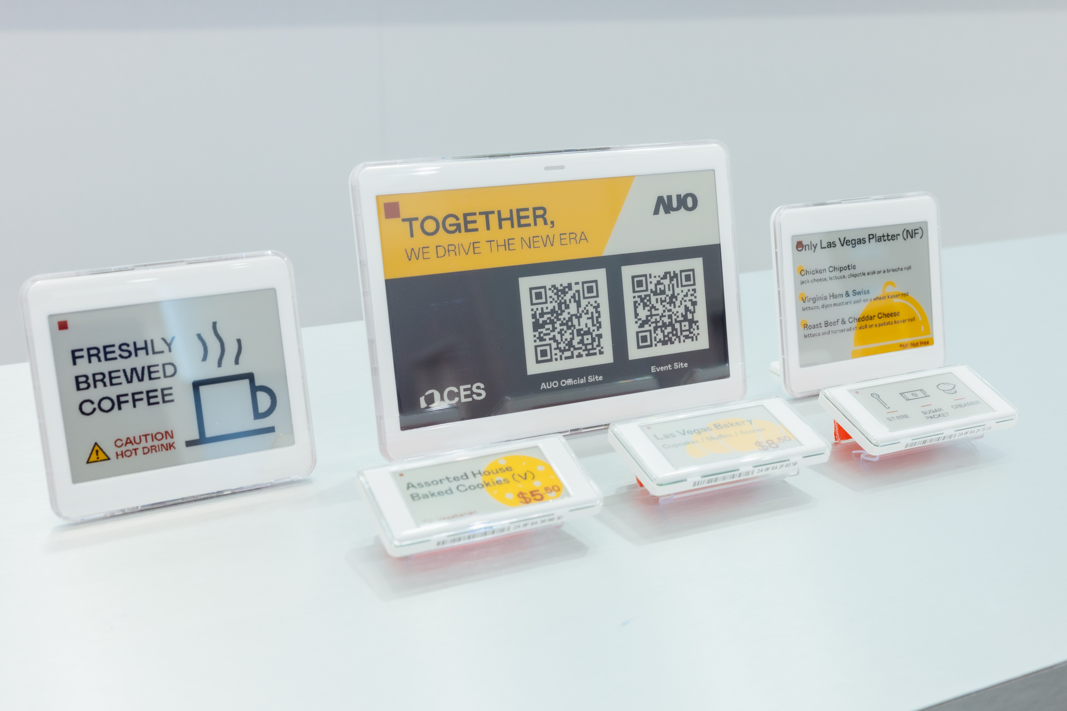 达擎开发的低功耗、全彩的aecoPost电子纸解决方案，仅在更新画面时需要微量的电力驱动，无需布建电线的便捷设计，使其可灵活应用、弹性选择置放处；可搭配aecoTag电子货架卷标解决方案，驱动商店内所有数字广告牌和电子货架卷标，以远程控制实现动态变价，提升门市人员作业效率，并以无纸化落实永续经营目标。