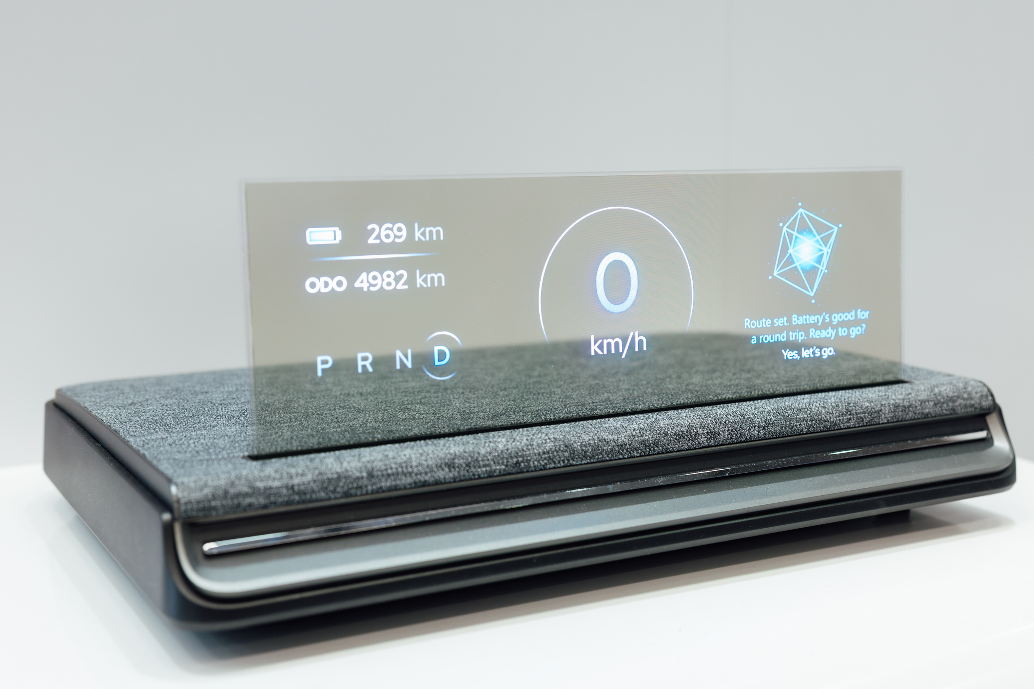 全球首款Aero Module透明Micro LED显示器模块外观轻盈通透，可与数字内容完美融合，提供动态显示、先进控制、个人化沉浸感受。