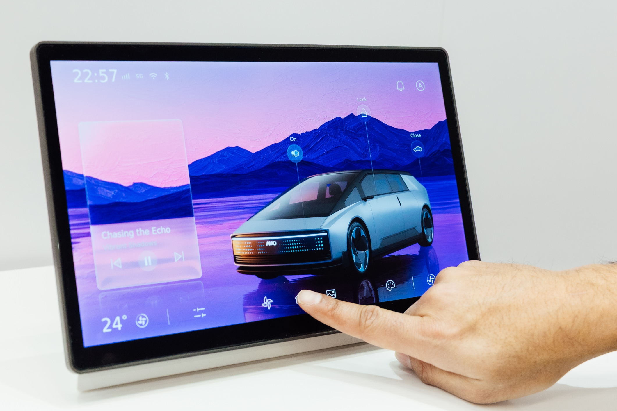 将先进抗反光技术导入于CID中控台呈现全时可视效果，并支持与座舱环境完美融合，带来清晰且不干扰的驾驶与座舱操作体验，兼容座舱质感与行车安全。