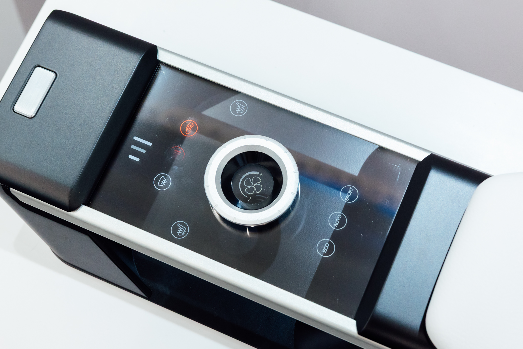 以极简设计打造的CrystalSense Console，为中央扶手区带来创新突破，将功能隐藏于简约的外观中，并采用悬浮式旋钮搭配玻璃面板与主动触觉回馈，仅在操作时才显现功能选单，提供直觉且可自定义的互动体验。